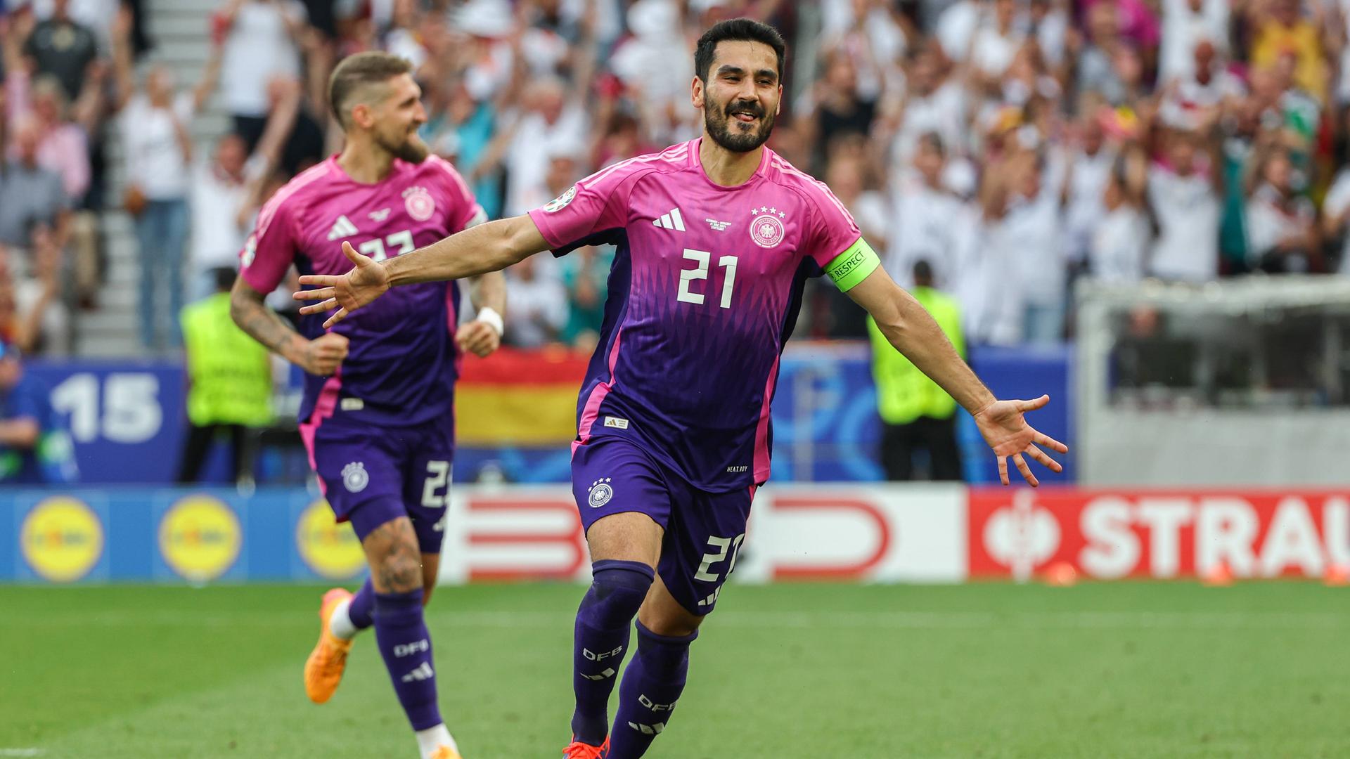 Ilkay Gündogan ist ein Spieler von Deutschland. Er jubelt auf dem Fußball-Platz.