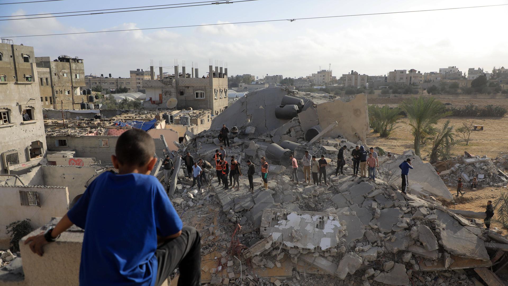 Im Gazastreifen in der Stadt Rafah steht ein Junge und blickt auf zerstörte Gebäude (22. April 2024)