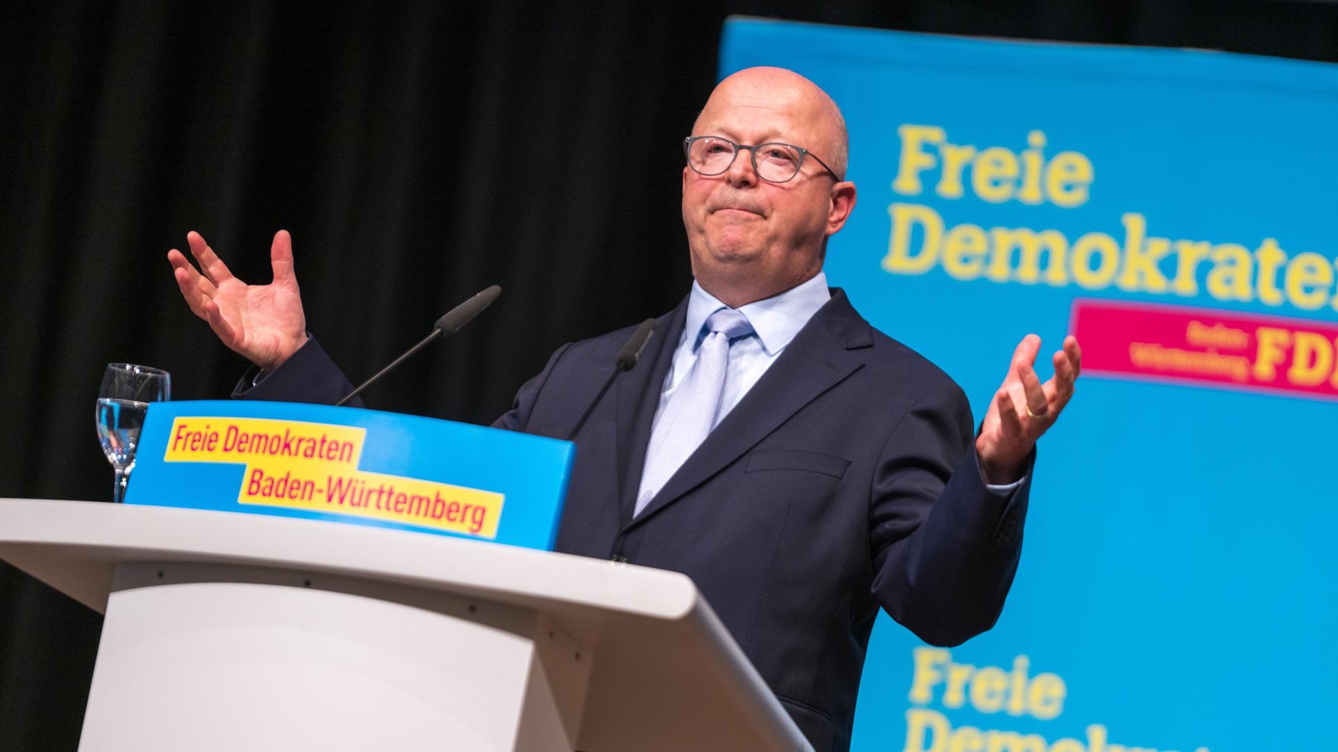 Beim Landesparteitag der Südwest-FDP spricht der Landesvorsitzende Michael Theurer zu den Delegierten.