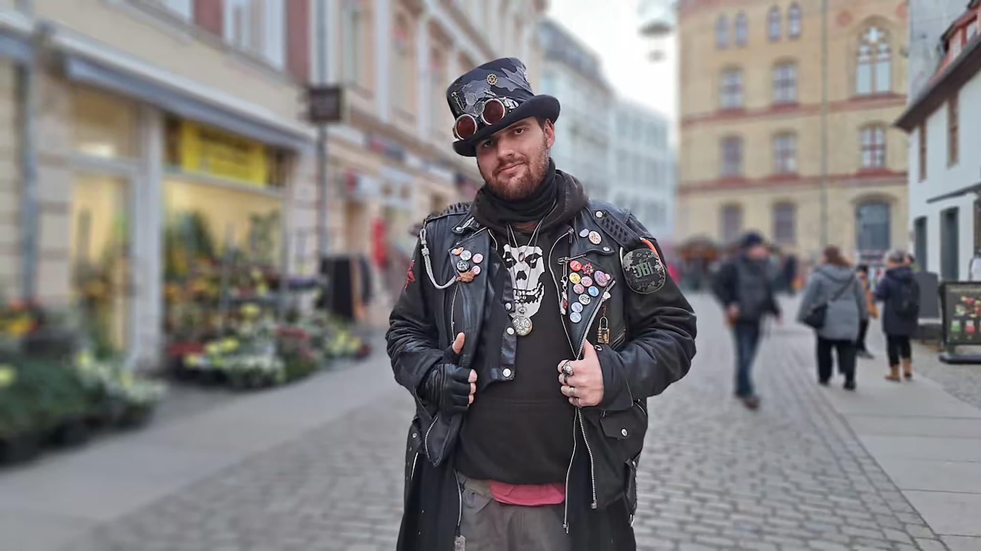 Porträt des Politikers Steven Braun vor dem Stralsunder Rathaus. Porträt des Politikers Steven Braun vor dem Stralsunder Rathaus.