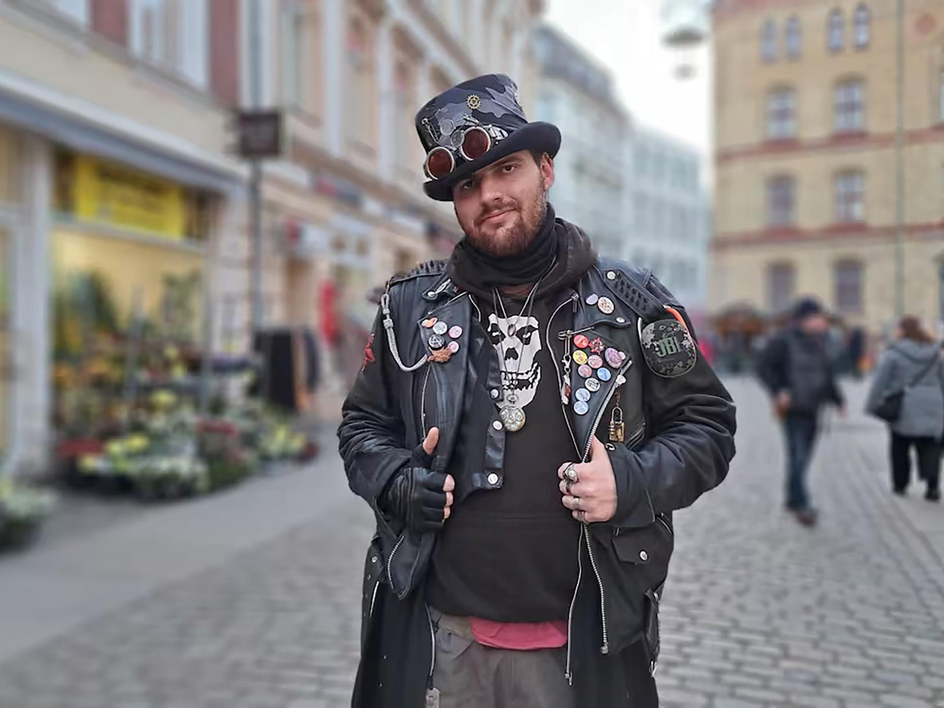 Porträt des Politikers Steven Braun vor dem Stralsunder Rathaus.