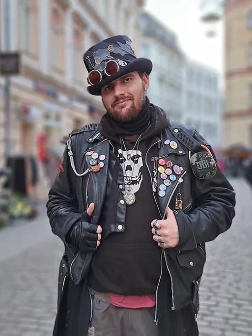 Porträt des Politikers Steven Braun vor dem Stralsunder Rathaus.