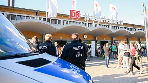 Ein Aufgebot der Polizei steht vor dem Hauptbahnhof in Wolfsburg und wartet auf Fans des Fußball-Bundesligisten SV Werder Bremen
