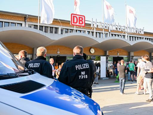 Ein Aufgebot der Polizei steht vor dem Hauptbahnhof in Wolfsburg und wartet auf Fans des Fußball-Bundesligisten SV Werder Bremen