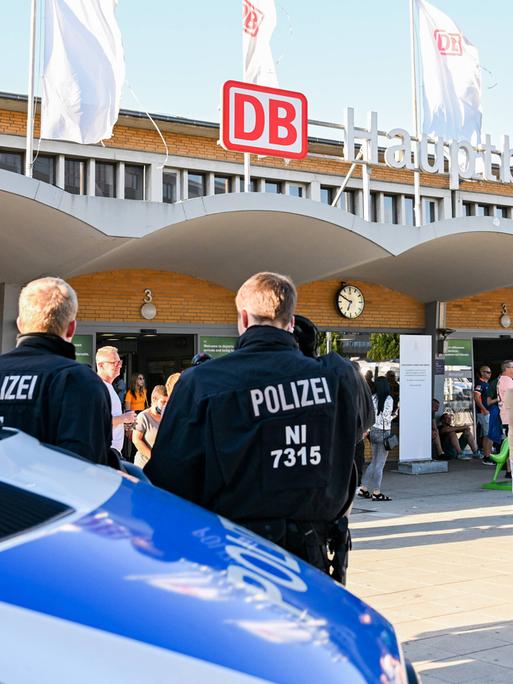 Ein Aufgebot der Polizei steht vor dem Hauptbahnhof in Wolfsburg und wartet auf Fans des Fußball-Bundesligisten SV Werder Bremen