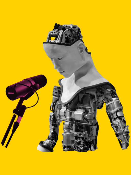 Ein Roboter mit menschlichem Körper steht vor einem Mikrofon.