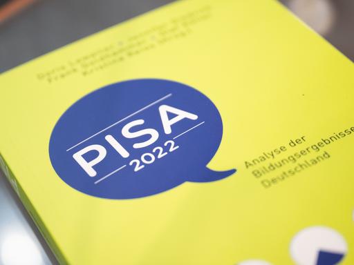 Berlin: Bei der Vorstellung der Pisa-Studie 2022 in der Bundespressekonferenz liegt ein Exemplar der Studie. Im Frühjahr 2022 wurden fast 8000 Schülerinnen und Schüler der 9. Klassen in Deutschland getestet.