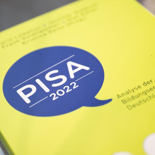 Berlin: Bei der Vorstellung der Pisa-Studie 2022 in der Bundespressekonferenz liegt ein Exemplar der Studie. Im Frühjahr 2022 wurden fast 8000 Schülerinnen und Schüler der 9. Klassen in Deutschland getestet.