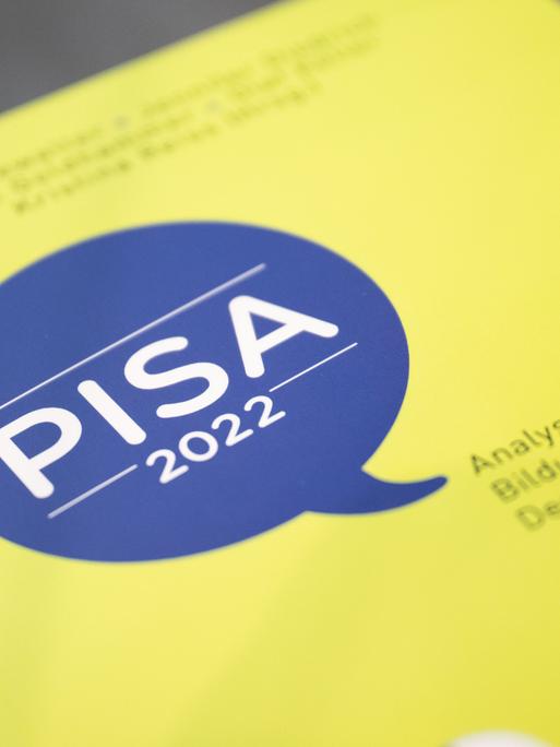 Berlin: Bei der Vorstellung der Pisa-Studie 2022 in der Bundespressekonferenz liegt ein Exemplar der Studie. Im Frühjahr 2022 wurden fast 8000 Schülerinnen und Schüler der 9. Klassen in Deutschland getestet.