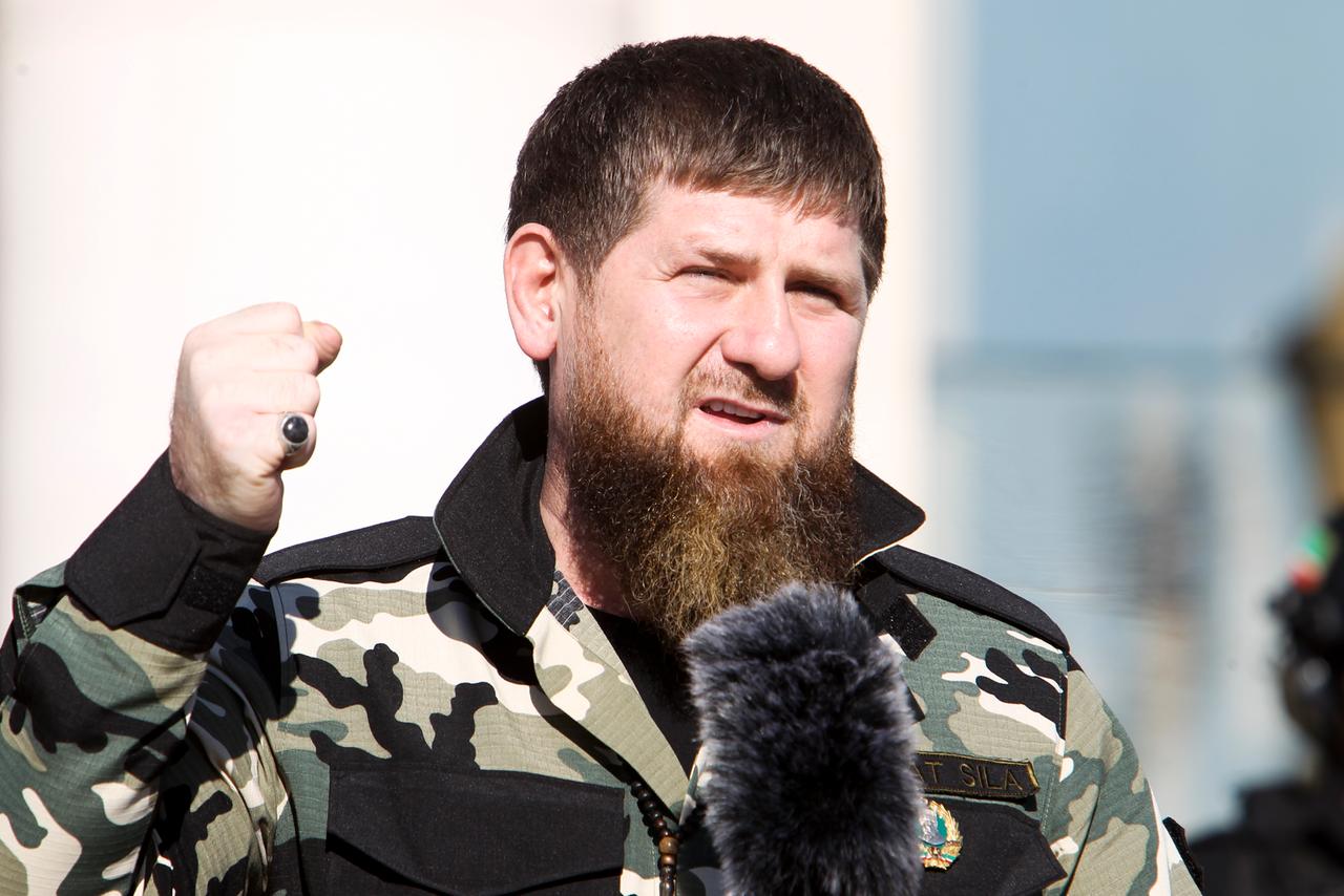 Russland, Grosny: Ramsan Kadyrow, Machthaber der russischen Provinz Tschetschenien, spricht vor Soldaten.