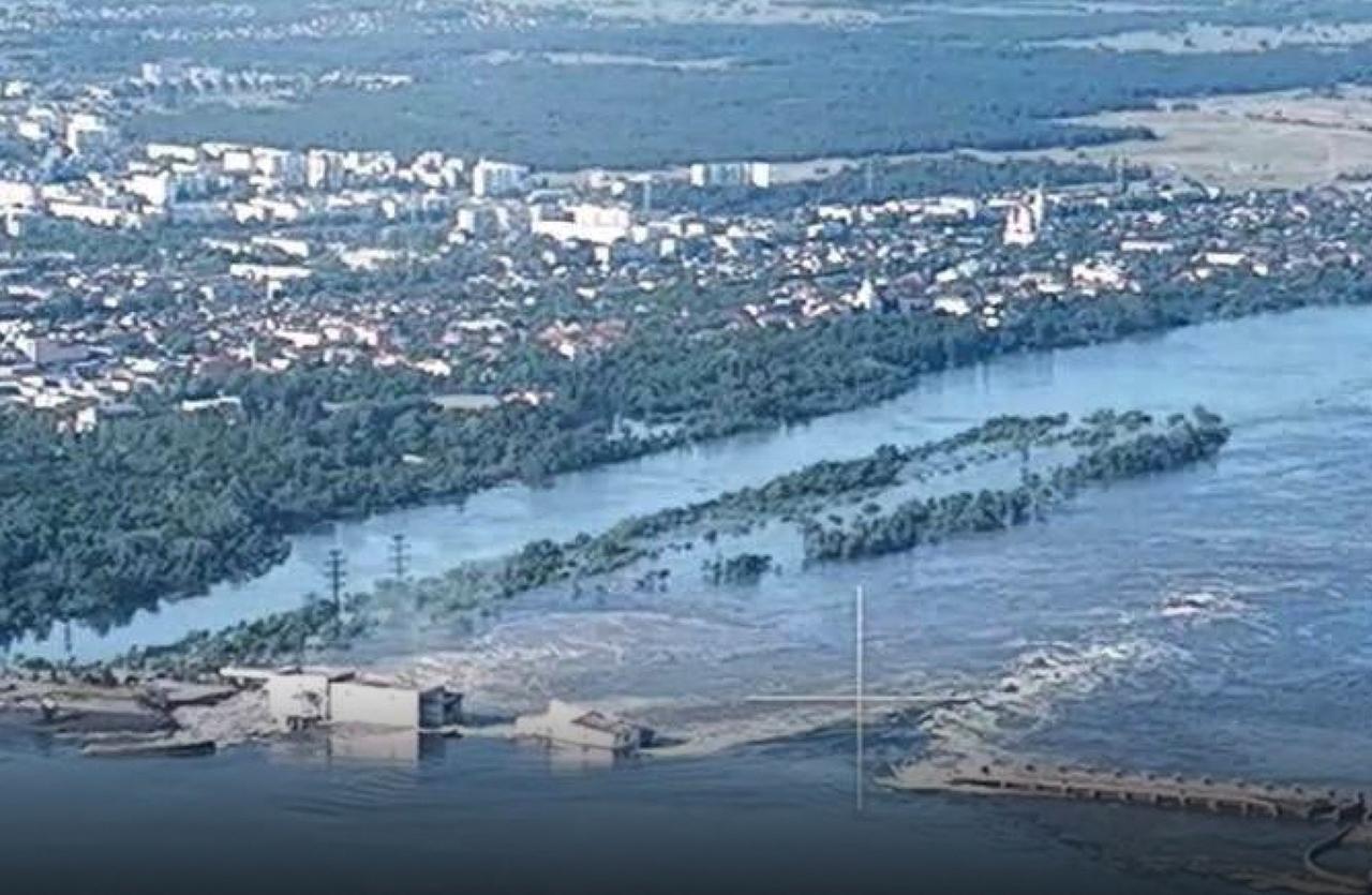 Das Foto zeigt den zerstörten Kachowka-Staudamm in der Ukraine.