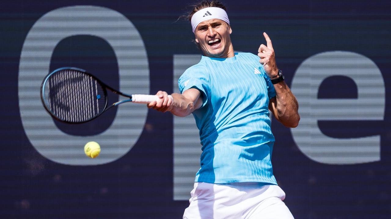 Alexander Zverev steht in München im Viertelfinale. Er schlägt mit der rechten Hand einen Ball und zeigt mit dem Zeigefinger der linken Hand nach oben.