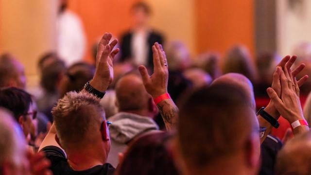 Menschen klatschen bei einer AfD-Wahlkampfveranstaltung in Brandenburg. Die Wahl zum Landtag Brandenburgs findet am 22. September 2024 statt.