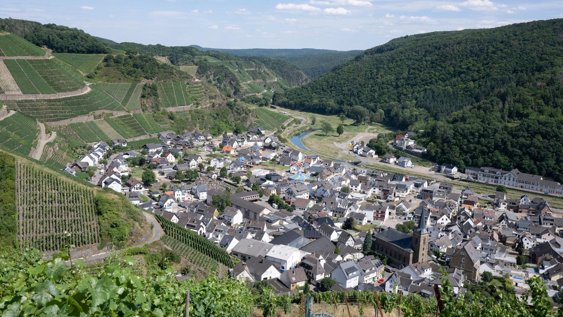 Grüne Weinberge umspannen das Örtchen Dernau an der Ahr. Im Ort sind die Spuren der Flut im Jahr 2021 noch immer deutlich zu sehen. Am 14. Juli 2022 jährt sich die Flutkatastrophe zum ersten Mal.