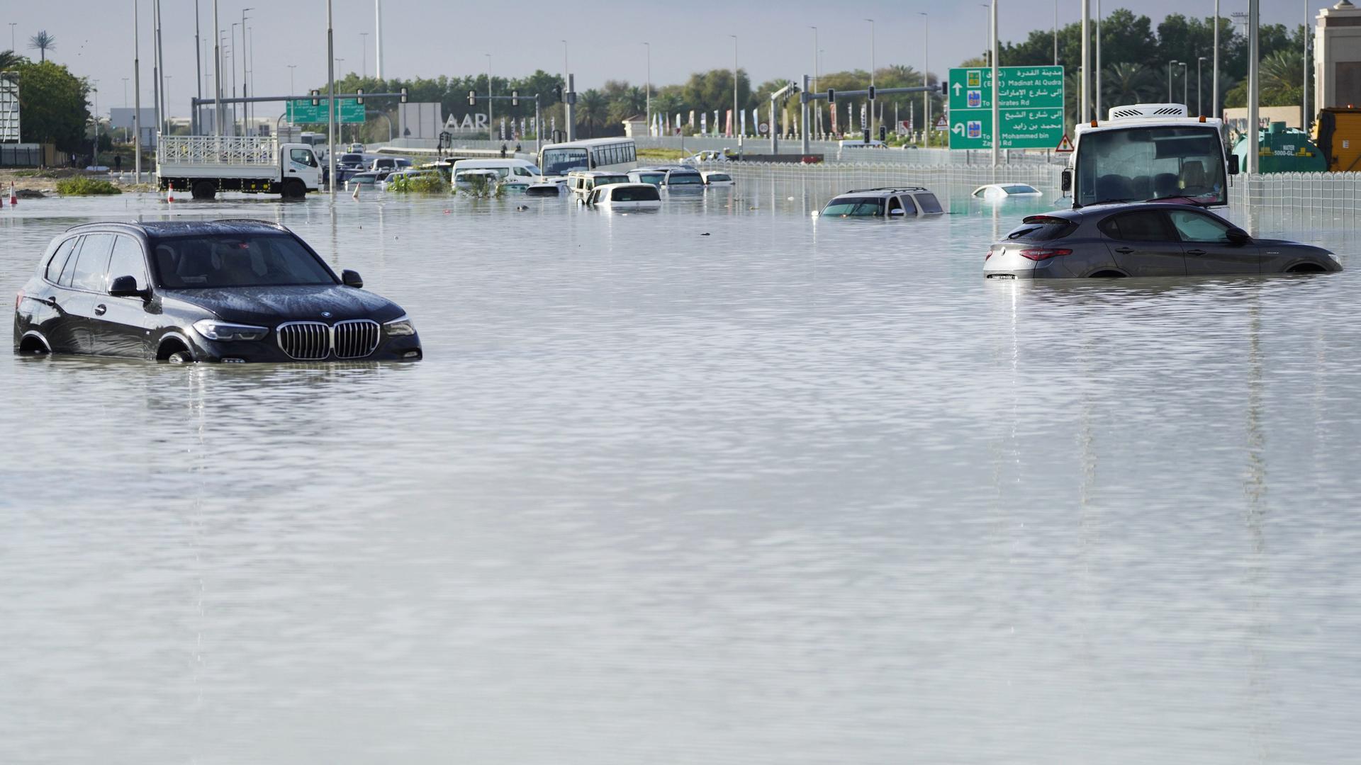 Vereinigte Arabische Emirate, Dubai: Fahrzeuge stehen im Hochwasser auf einer Hauptstraße in Dubai.