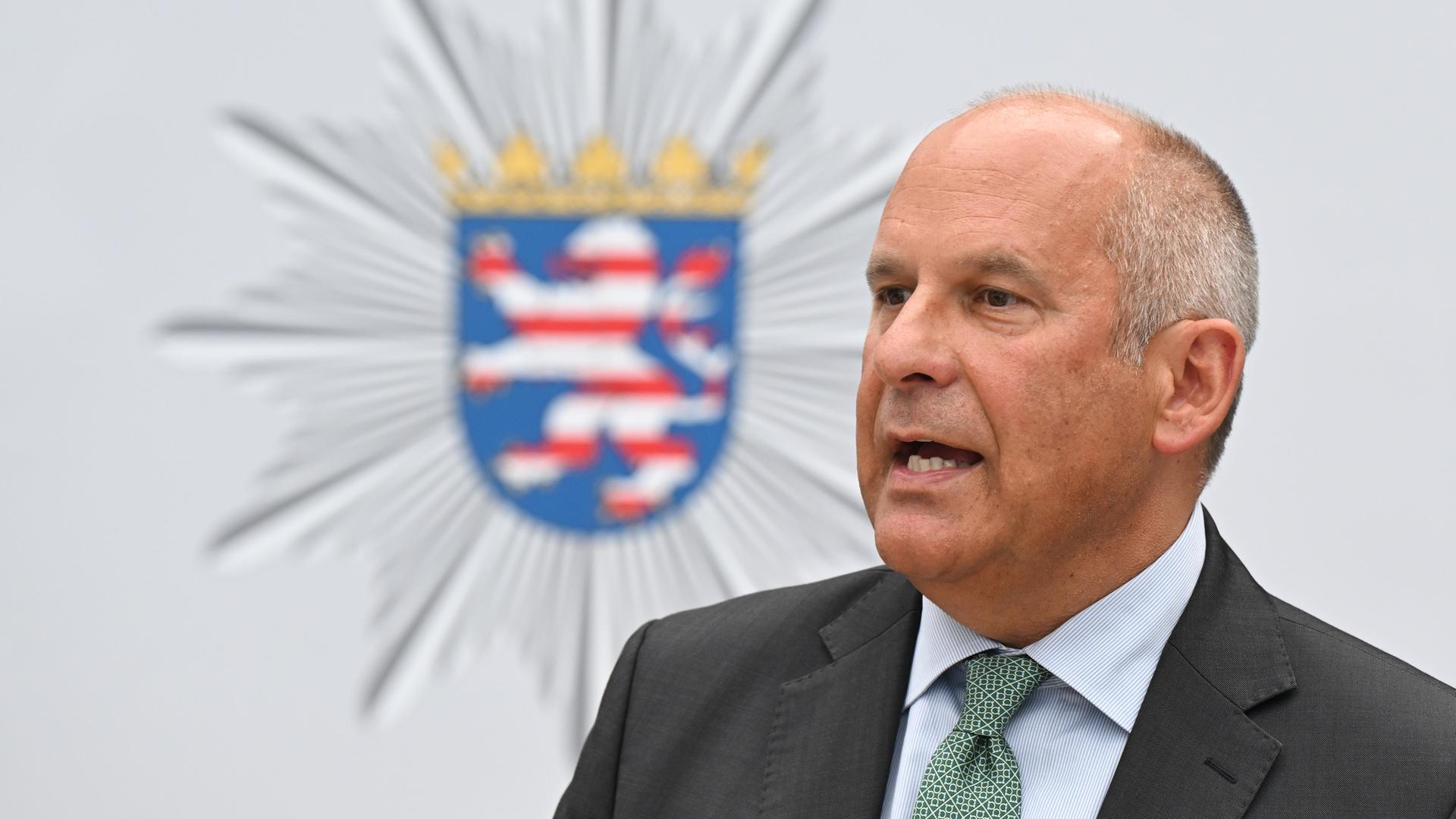 Roman Poseck (CDU), Innenminister von Hessen, in einer Polizeidienststelle