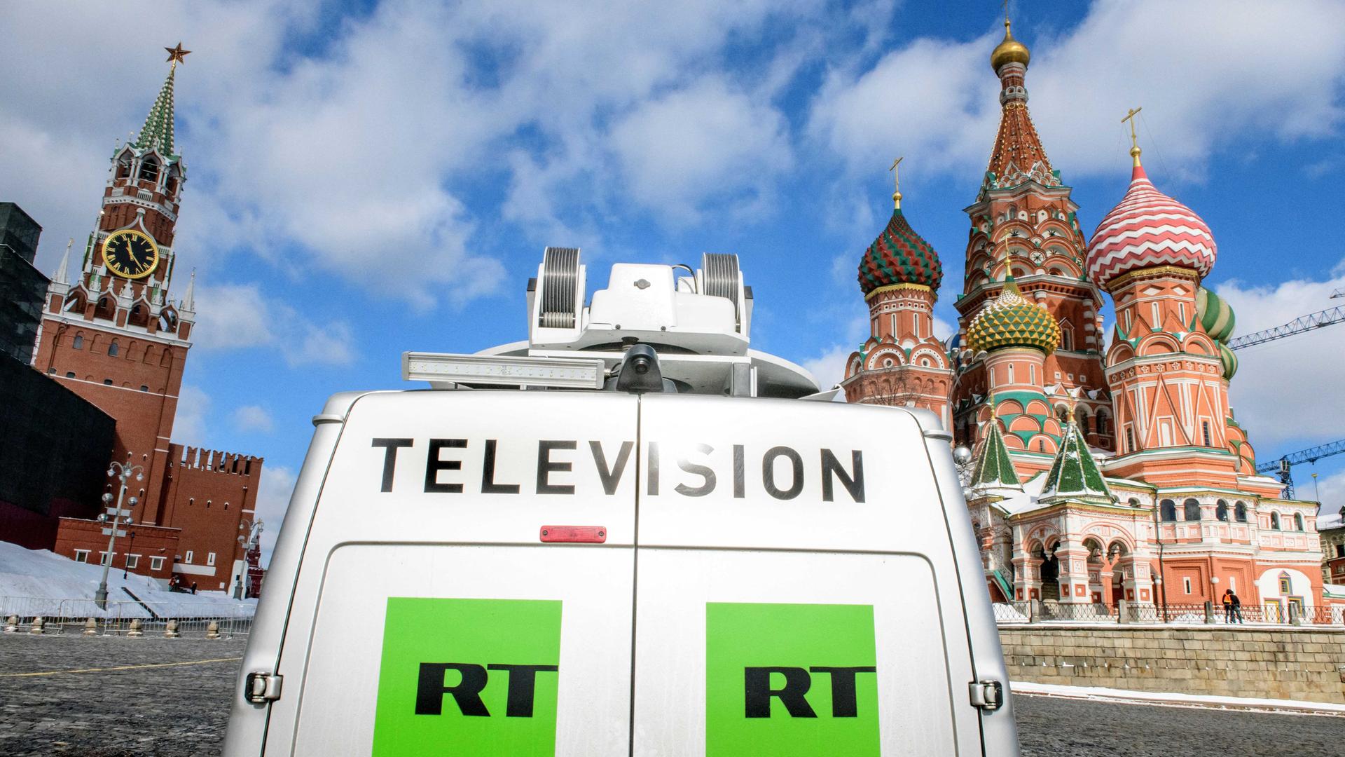 Ein Transporter des russischen Staatssenders RT steht vor Basilius-Kathedrale in Moskau Ein Transporter des russischen Staatssenders RT steht vor Basilius-Kathedrale in Moskau