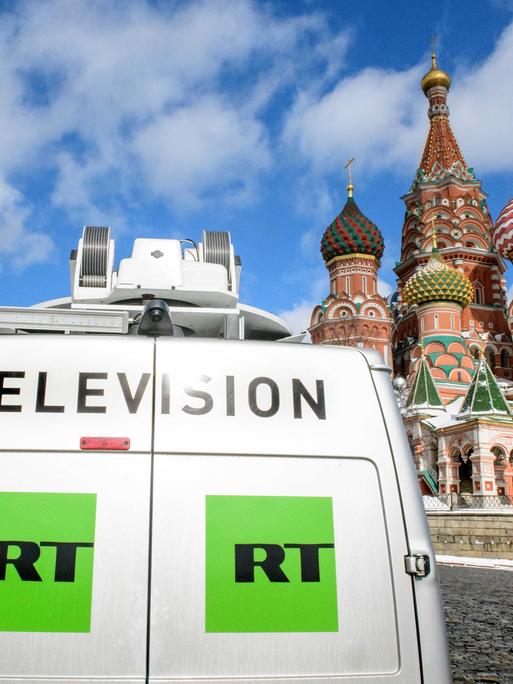 Ein Transporter des russischen Staatssenders RT steht vor Basilius-Kathedrale in Moskau
