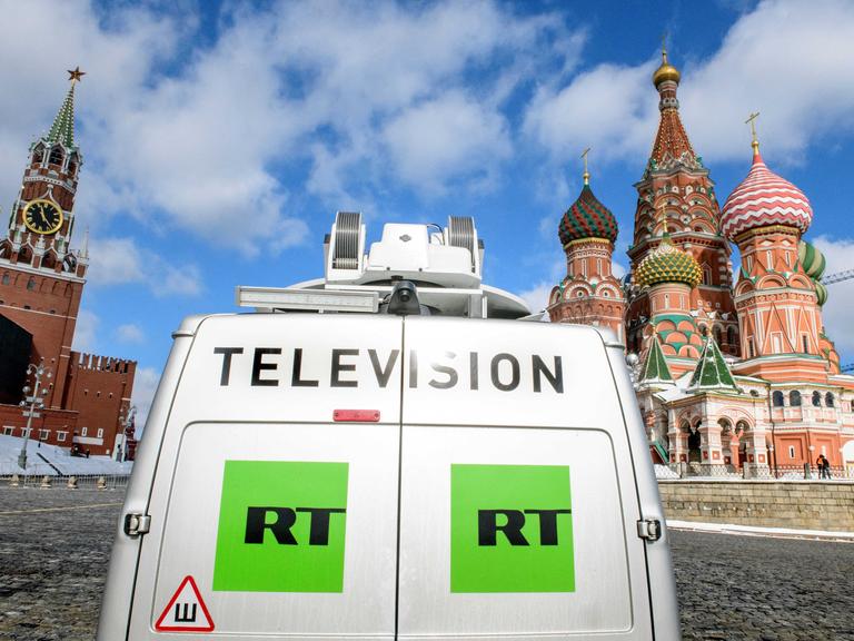 Ein Transporter des russischen Staatssenders RT steht vor Basilius-Kathedrale in Moskau