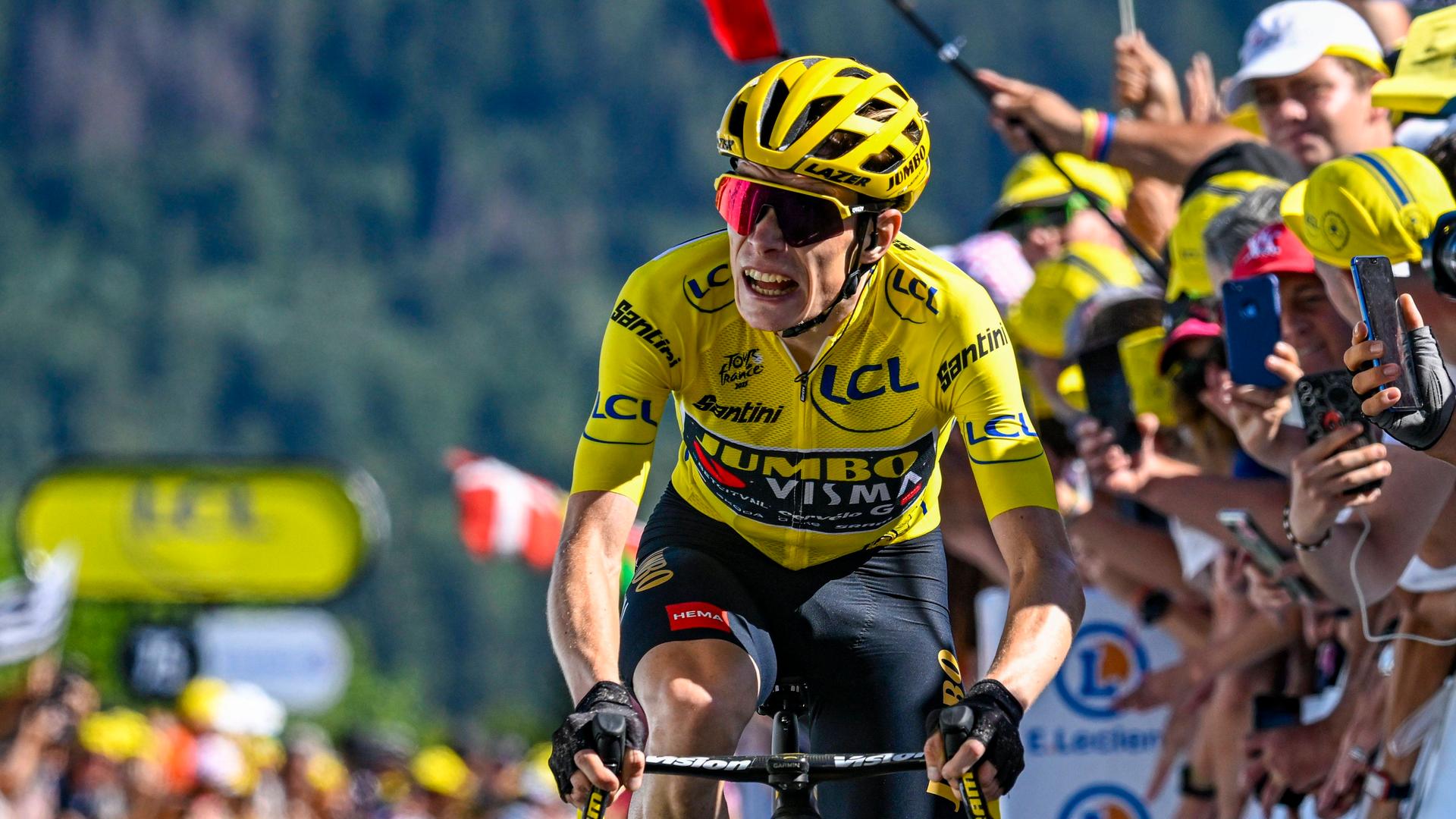 Radrennprofi Jonas Vingegaard (Dänemark) tritt bei der Tour de France im Gelben Trikot in die Pedale.
