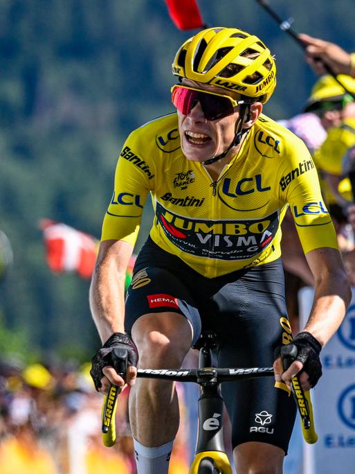 Radrennprofi Jonas Vingegaard (Dänemark) tritt bei der Tour de France im Gelben Trikot in die Pedale.