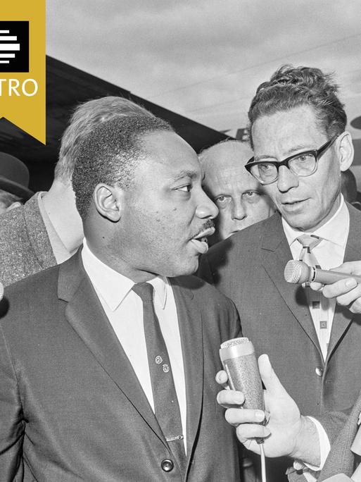 Martin Luther King wird von Reportern interviewt.