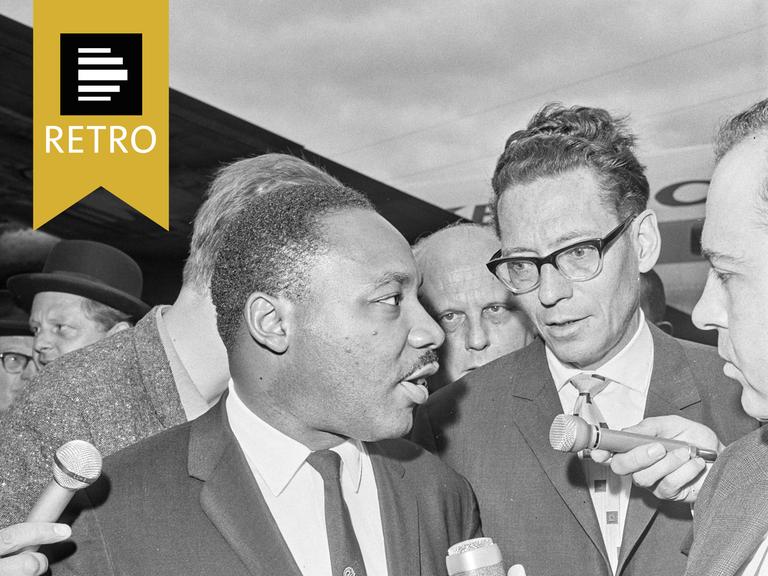 Martin Luther King wird von Reportern interviewt.