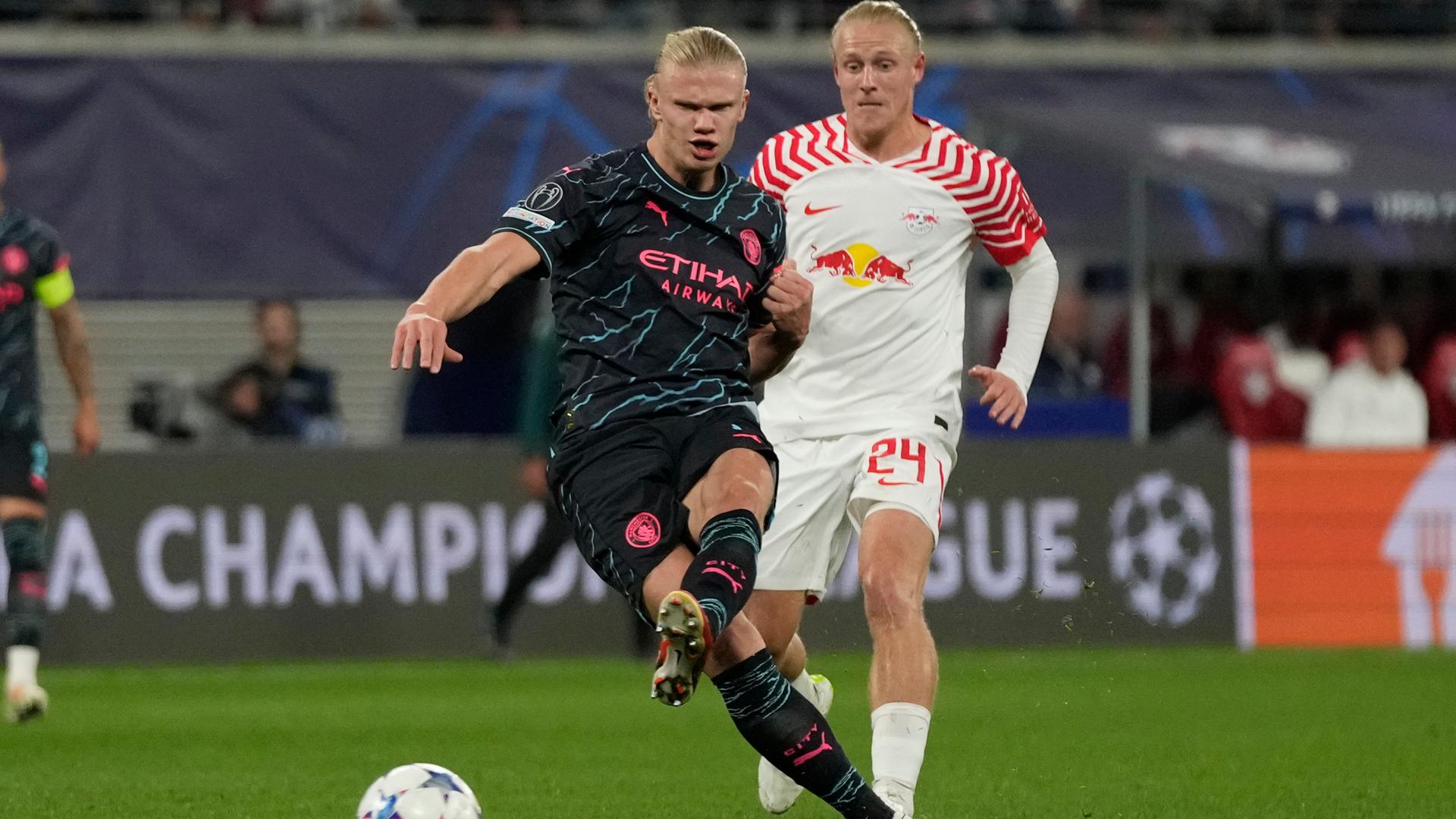 Erling Haaland von Manchester City setzt zu einem Schuss an und wird dabei von Xaver Schlager von RB Leipzig verfolgt. Erling Haaland von Manchester City setzt zu einem Schuss an und wird dabei von Xaver Schlager von RB Leipzig verfolgt.