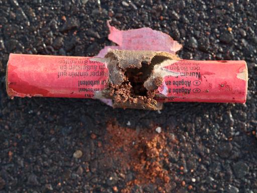 Böllerreste auf der Straße