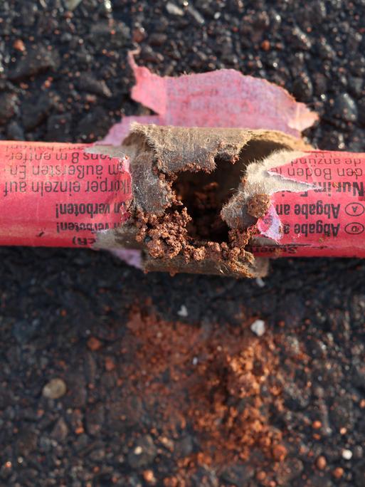 Böllerreste auf der Straße