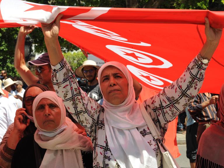 Proteste in Tunis gegen das Verfassungsreferendum, das am 25. Juli 2022 in Tunesien stattfinden soll. 