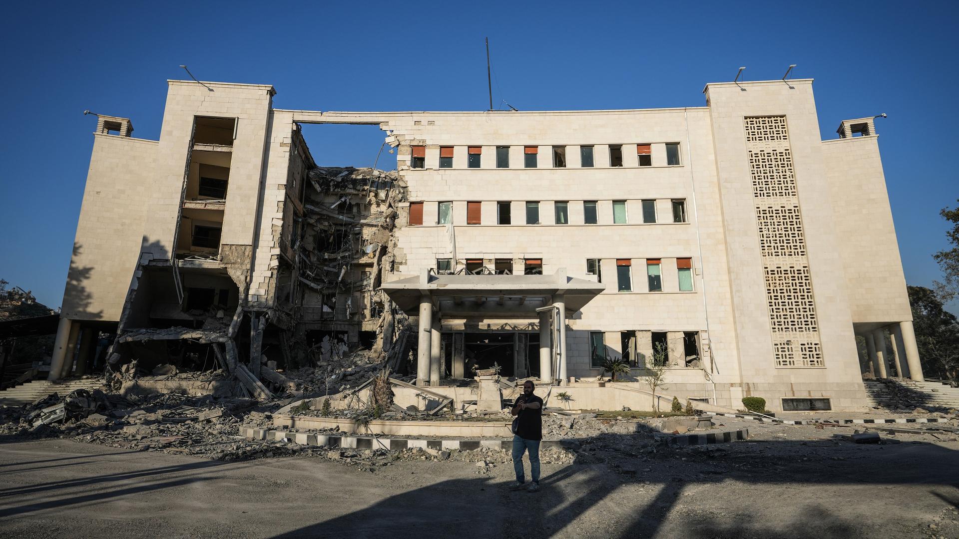 Das Foto zeigt das stark beschädigte Gebäude des syrischen Generalstabs, nachdem es von israelischen Luftangriffen auf Damaskus getroffen wurde. Das Foto zeigt das stark beschädigte Gebäude des syrischen Generalstabs, nachdem es von israelischen Luftangriffen auf Damaskus getroffen wurde.