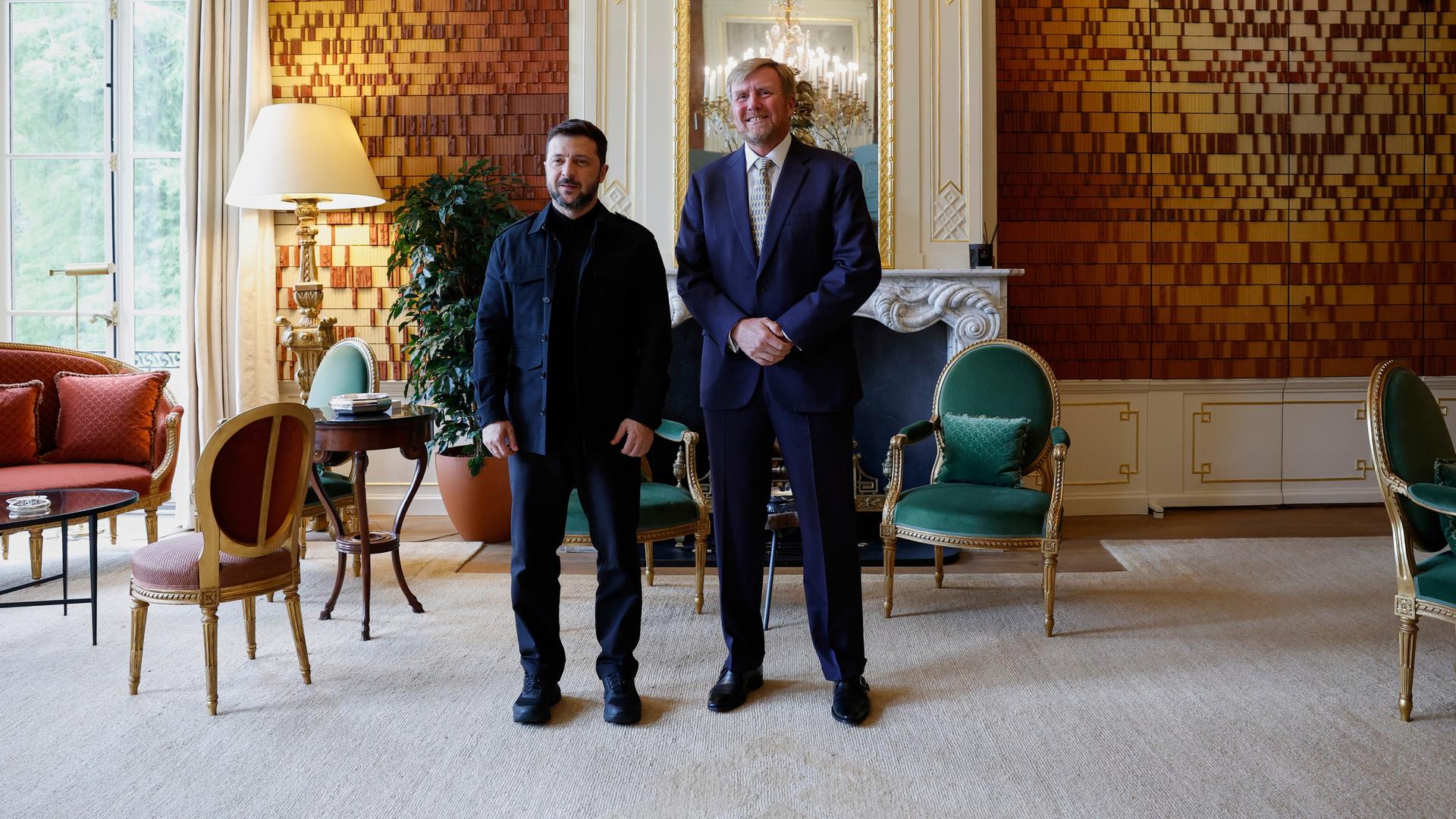 Der niederländische König Willem Alexander und der ukrainische Präsident Wolodymyr Selenskyj (l) posieren für Fotografen im Paleis Huis ten Bosch vor einem Abendessen am Rande des NATO-Gipfels. Der niederländische König Willem Alexander und der ukrainische Präsident Wolodymyr Selenskyj (l) posieren für Fotografen im Paleis Huis ten Bosch vor einem Abendessen am Rande des NATO-Gipfels.