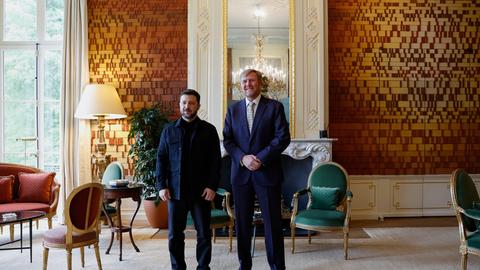 Der niederländische König Willem Alexander und der ukrainische Präsident Wolodymyr Selenskyj (l) posieren für Fotografen im Paleis Huis ten Bosch vor einem Abendessen am Rande des NATO-Gipfels.