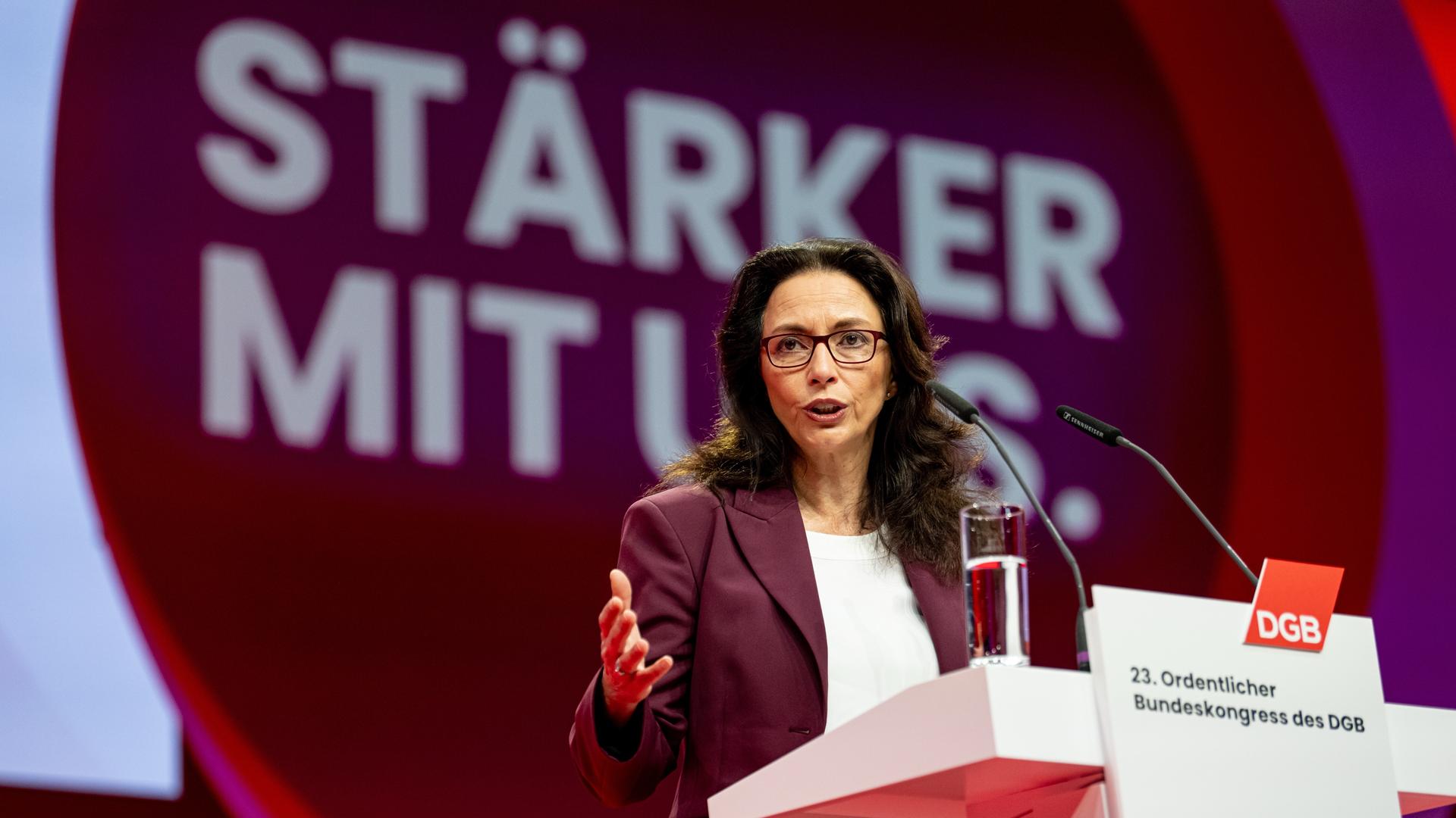 Yasmin Fahimi, DGB-Chefin, spricht beim Ordentlichen Bundeskongress des Deutschen Gewerkschaftsbundes (DGB) auf der Bühne.