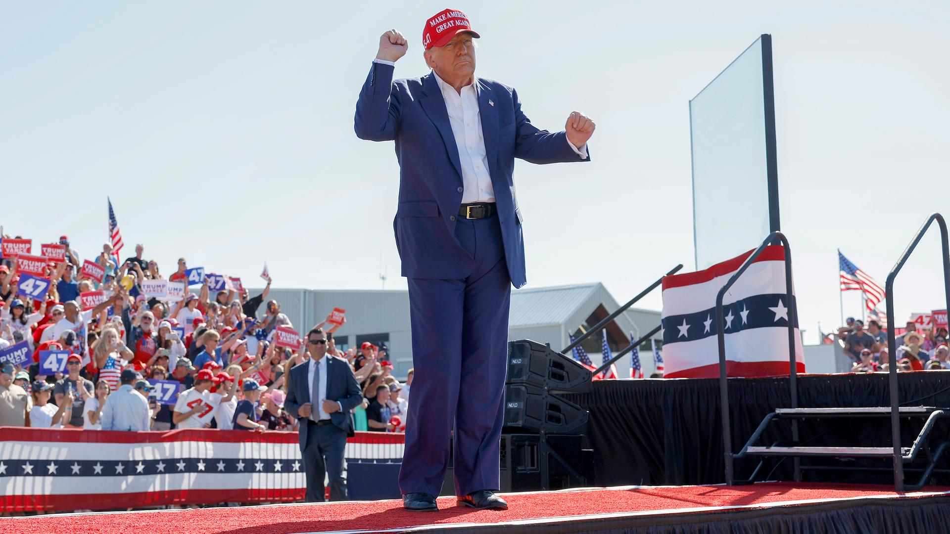 Der republikanische Präsidentschaftskandidat und ehemalige US-Präsident Donald Trump verlässt die Bühne mit erhobener Faust, nachdem er auf einer Wahlkampfveranstaltung in Wilmington gesprochen hat, 21. September 2024.