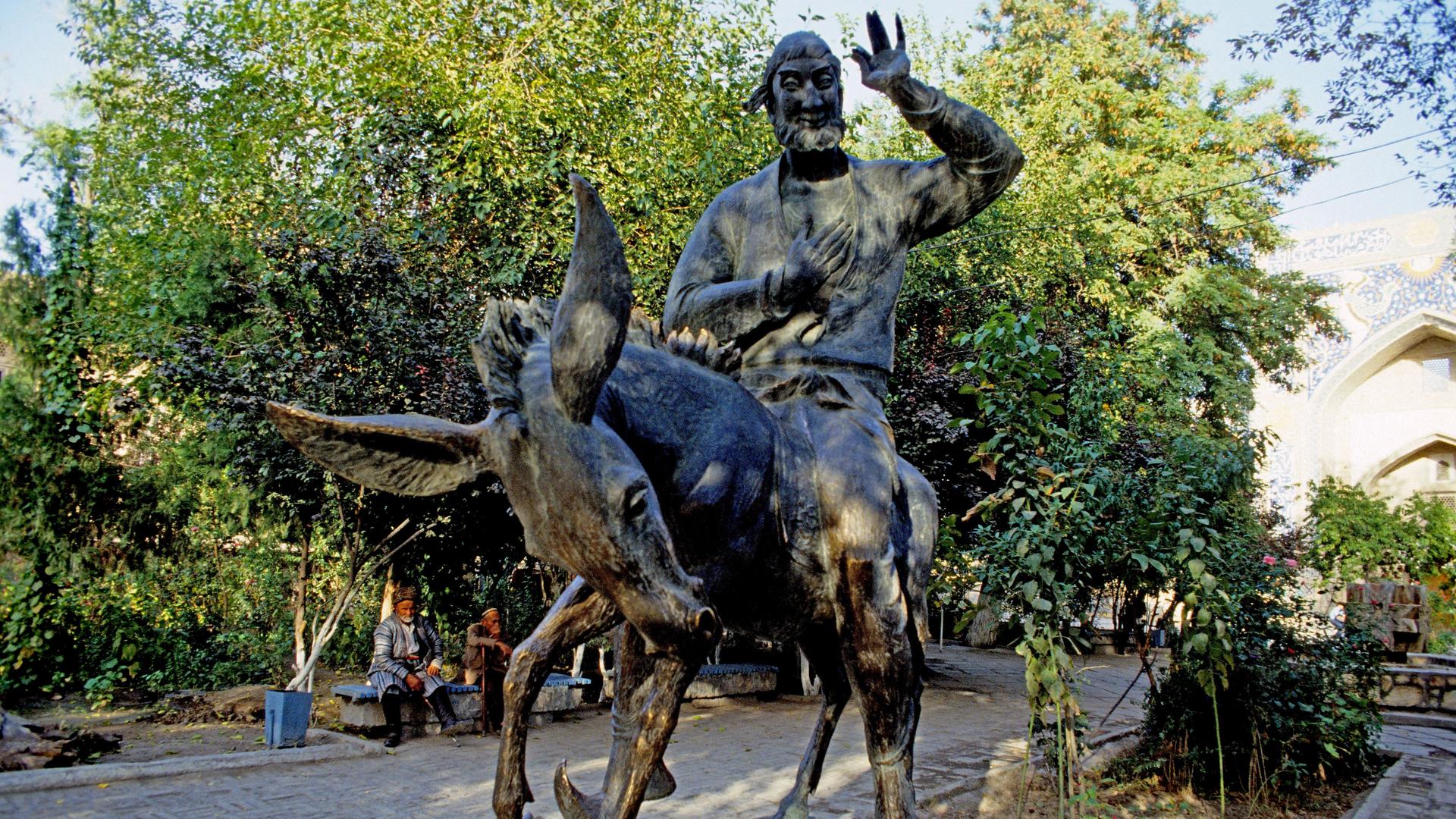 Bronzestatue von Nasreddin Hodscha auf einem Esel in der Altstadt von Buchara im zentralasiatischen Usbekistan. 