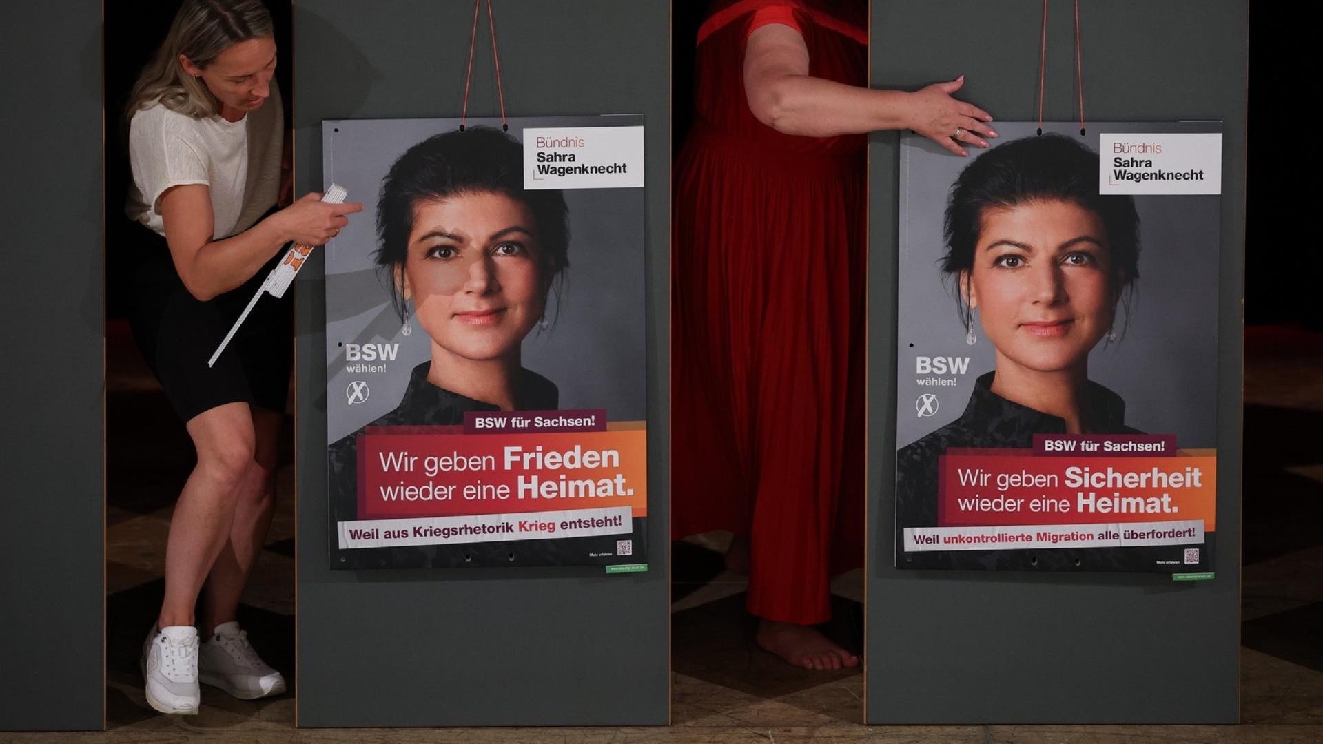 Mitglieder des Landesverbandes Sachsen hängen die Plakate für die Präsentation der Kampagne für die Landtagswahl des Bündnis Sahra Wagenknecht - Vernunft und Gerechtigkeit (BSW) auf.