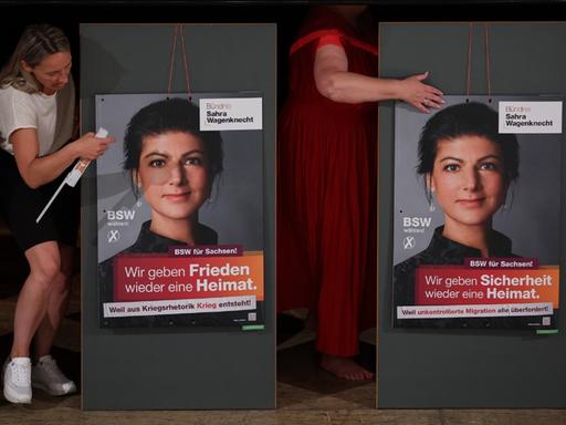 Mitglieder des Landesverbandes Sachsen hängen die Plakate für die Präsentation der Kampagne für die Landtagswahl des Bündnis Sahra Wagenknecht - Vernunft und Gerechtigkeit (BSW) auf.