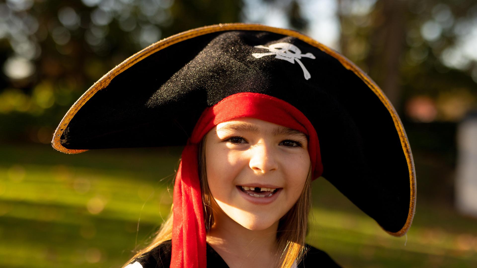 Ein Junge im Piratenkostüm anlässlich Halloween. 