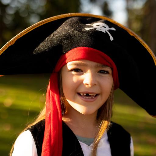 Ein Junge im Piratenkostüm anlässlich Halloween. 