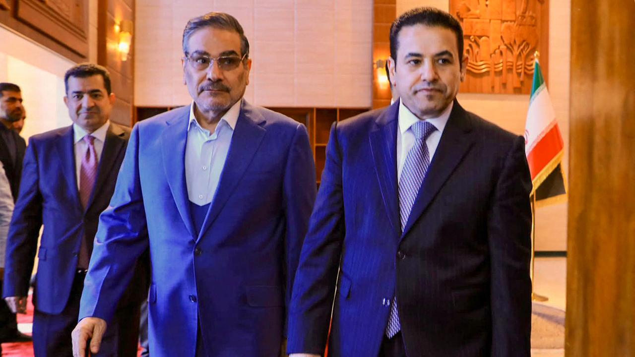 Zu sehen sind Iraks Sicheheitsratsschef Al-Araji (rechts) und sein iranischer Amtskollegen Schamchani in Bagdad am 19. März 2023.