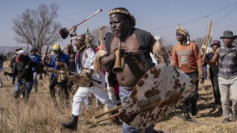 Teilweise martialisch bewaffnet protestieren Südafrikaner in Soweto bei Johannesburg gegen irreguläre Migration und fordern die Regierung auf, Einwanderer ohne Aufenthaltsgenehmigung abzuschieben. 