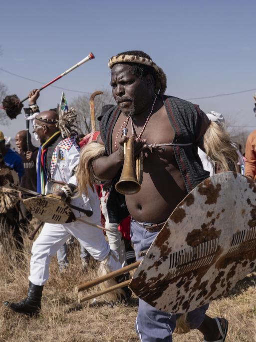 Teilweise martialisch bewaffnet protestieren Südafrikaner in Soweto bei Johannesburg gegen irreguläre Migration und fordern die Regierung auf, Einwanderer ohne Aufenthaltsgenehmigung abzuschieben. 