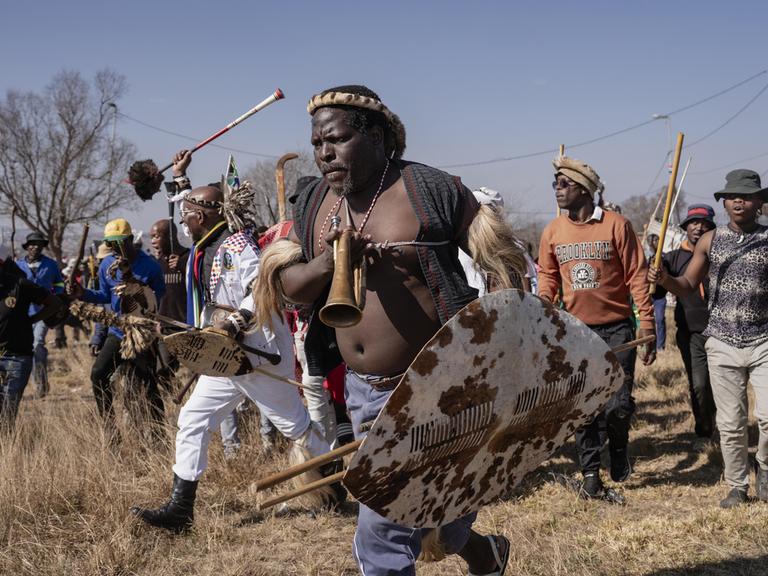 Teilweise martialisch bewaffnet protestieren Südafrikaner in Soweto bei Johannesburg gegen irreguläre Migration und fordern die Regierung auf, Einwanderer ohne Aufenthaltsgenehmigung abzuschieben. 