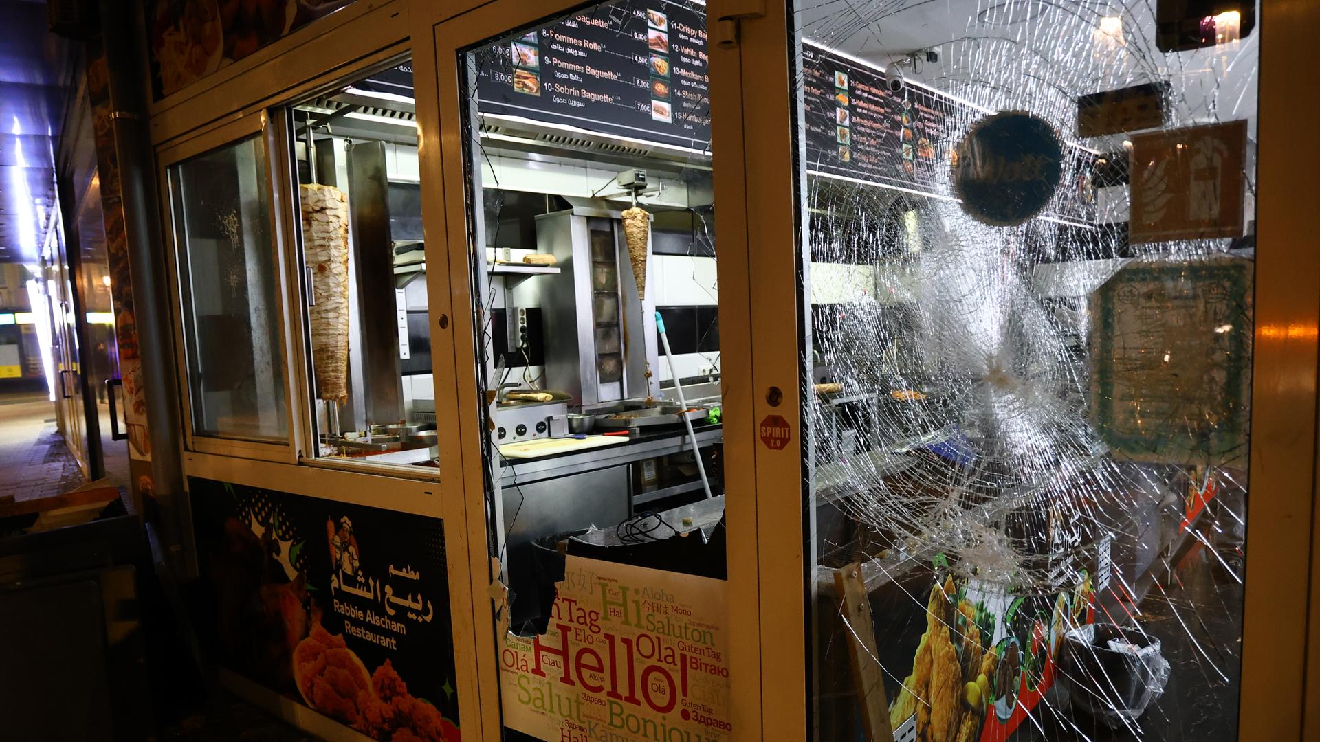 Ein syrisches Restaurant in der Brückstraße wurde von Teilnehmern einer pro-kurdischen Demonstration am 20.01.2026 demoliert. Ein syrisches Restaurant in der Brückstraße wurde von Teilnehmern einer pro-kurdischen Demonstration am 20.01.2026 demoliert.