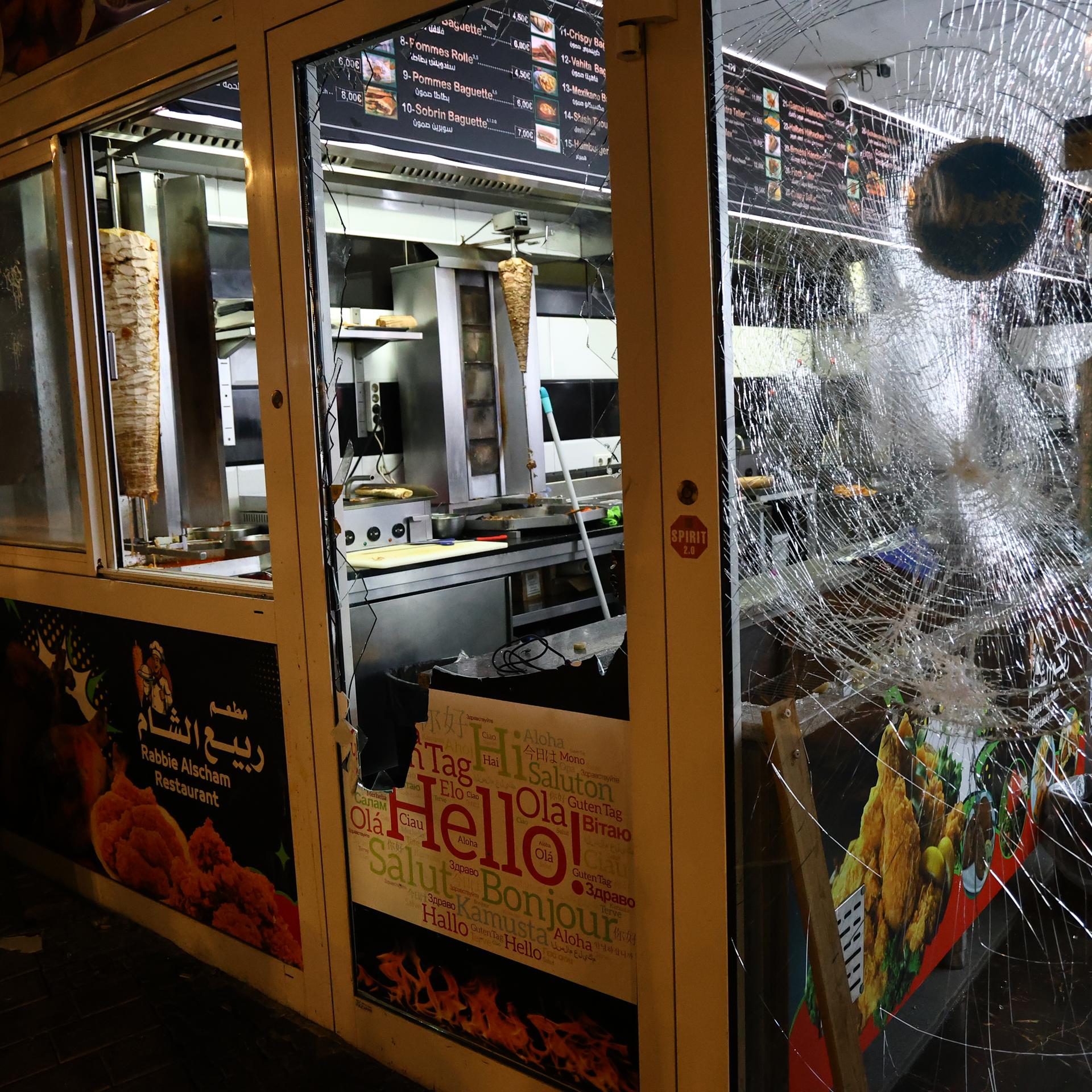 Ein syrisches Restaurant in der Brückstraße wurde von Teilnehmern einer pro-kurdischen Demonstration am 20.01.2026 demoliert. 