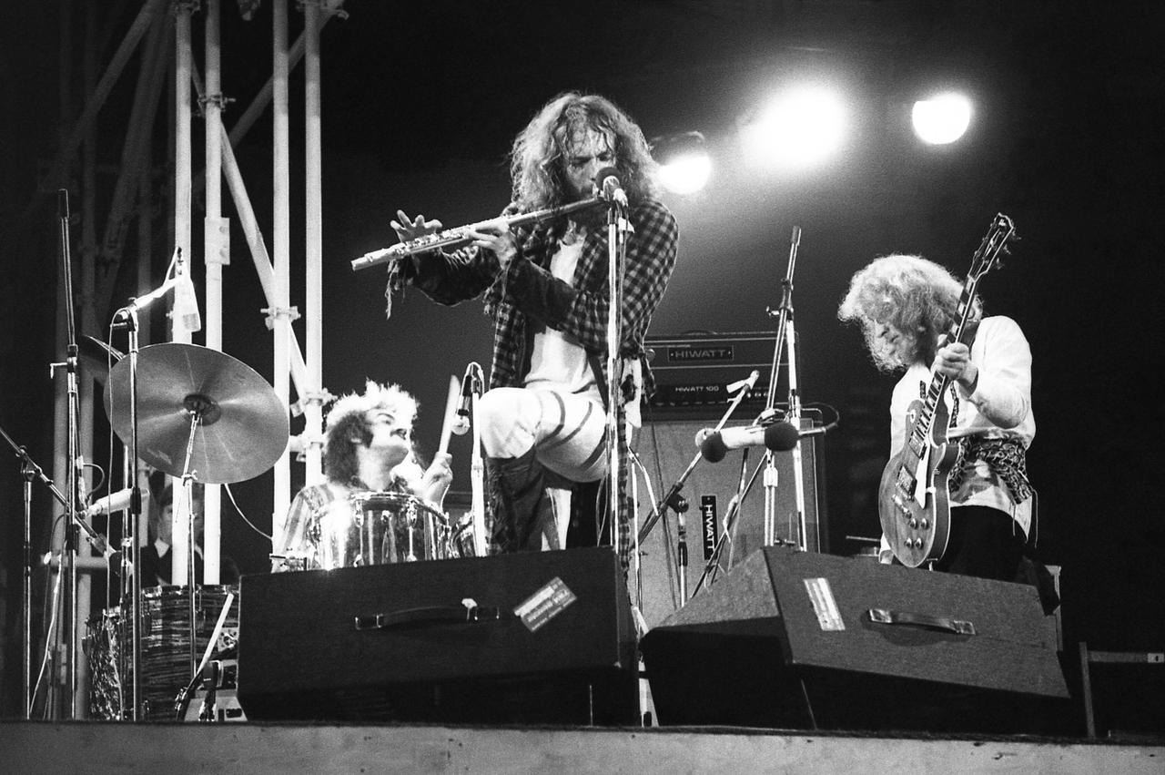 Die Band Jethro Tull auf der Bühne während eines Auftritts 1970 auf der Isle of Wight.