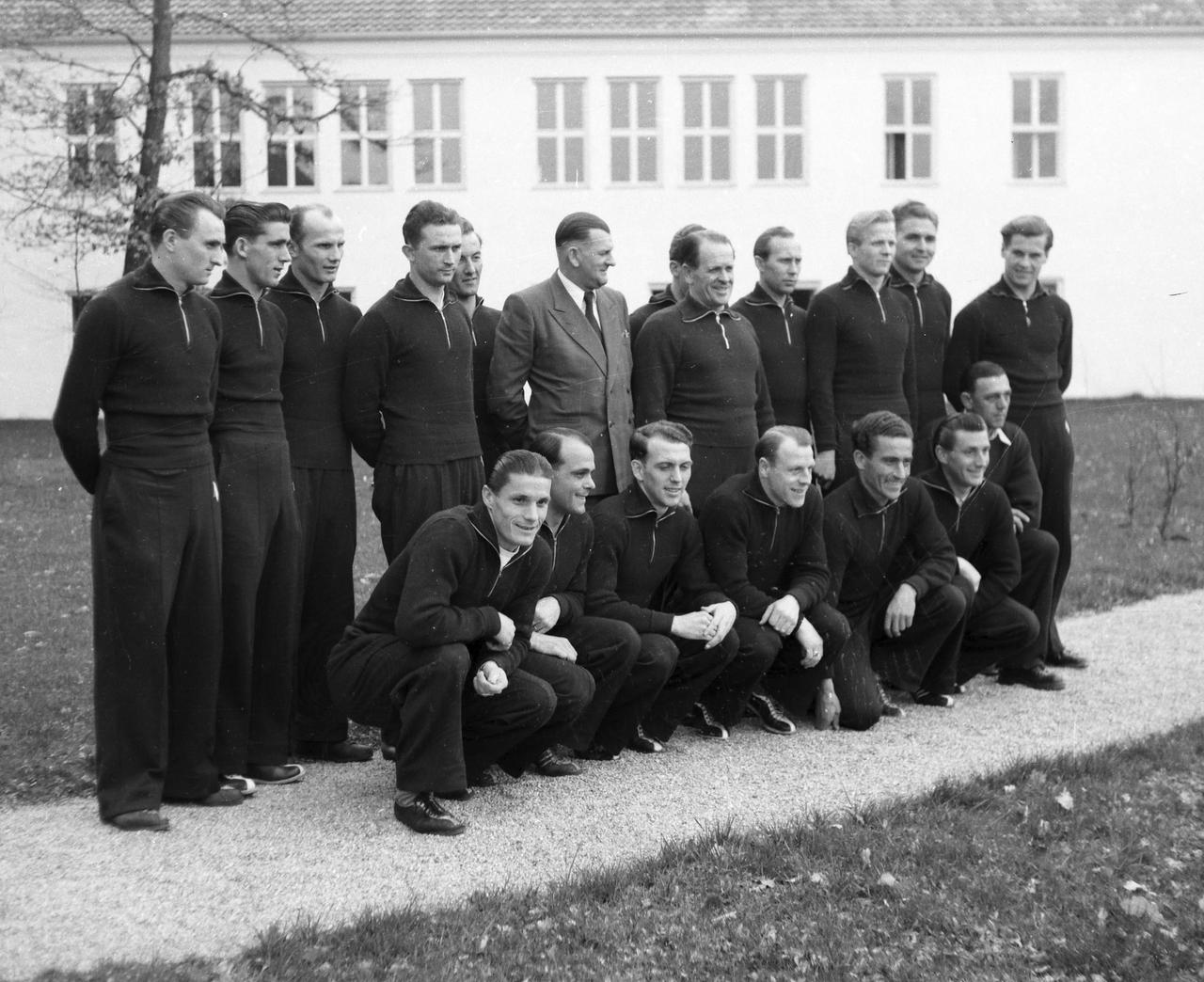 Die deutsche Nationalmannschaft 1951 bei einem Lehrgang in München in der Vorbereitung auf ein Länderspiel gegen die Schweiz.