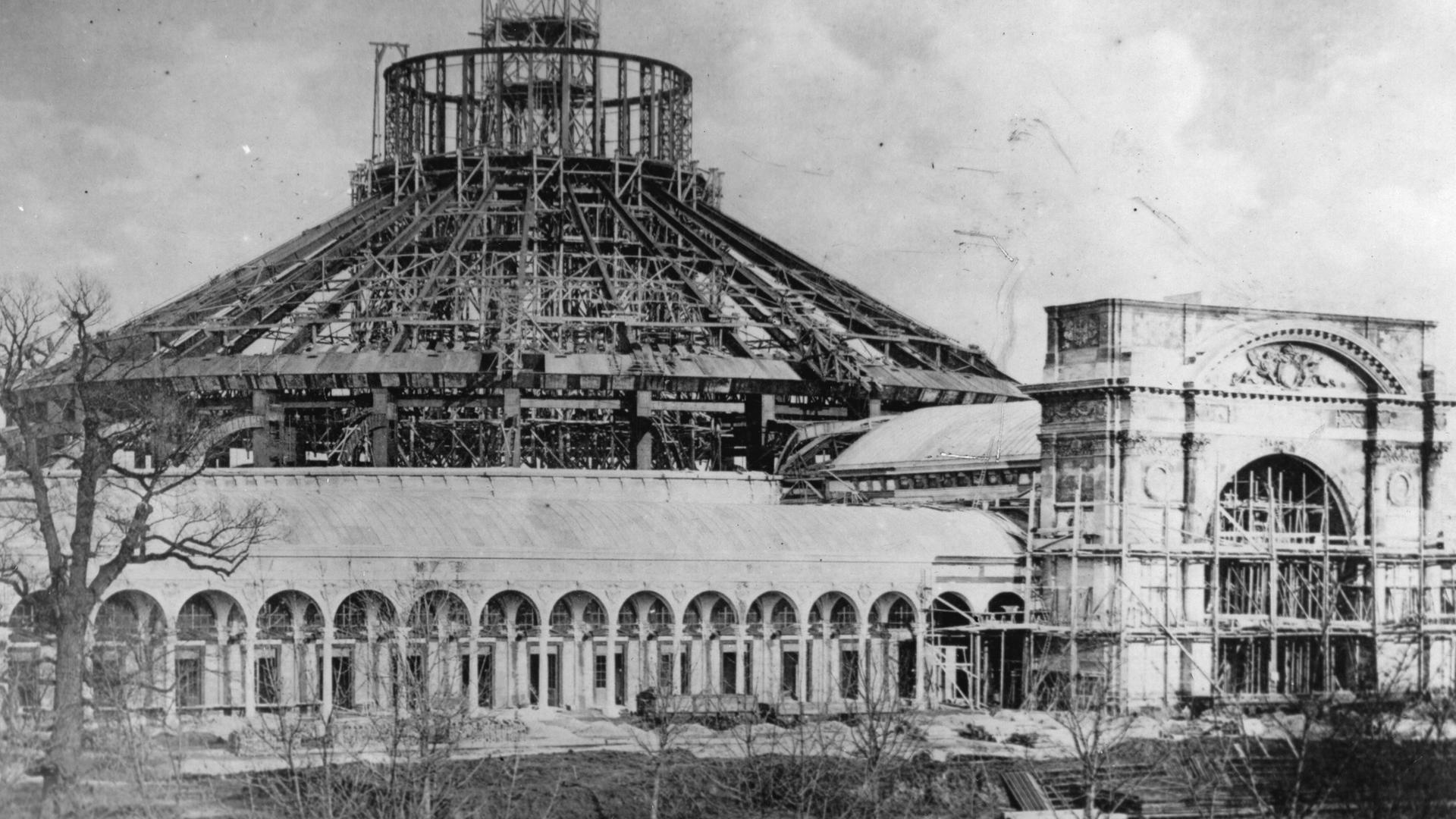 Schwarz-Weiß-Fotografie eines Bauwerks im Prozess, es ist die entstehende Rotunde in Wien.